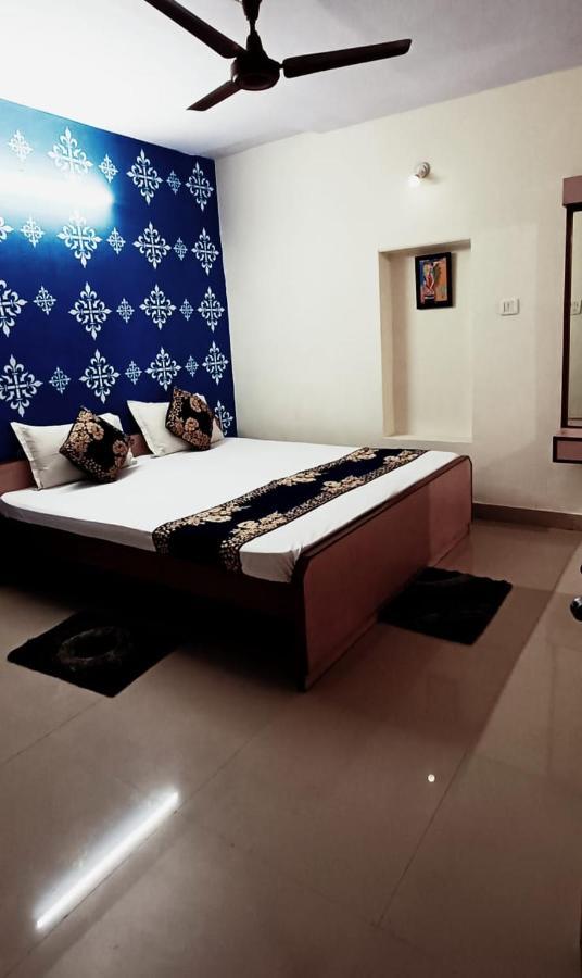 Hotel Majors Den Nuova Delhi Esterno foto
