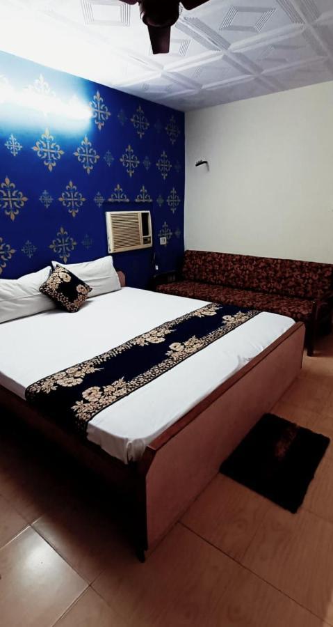 Hotel Majors Den Nuova Delhi Esterno foto