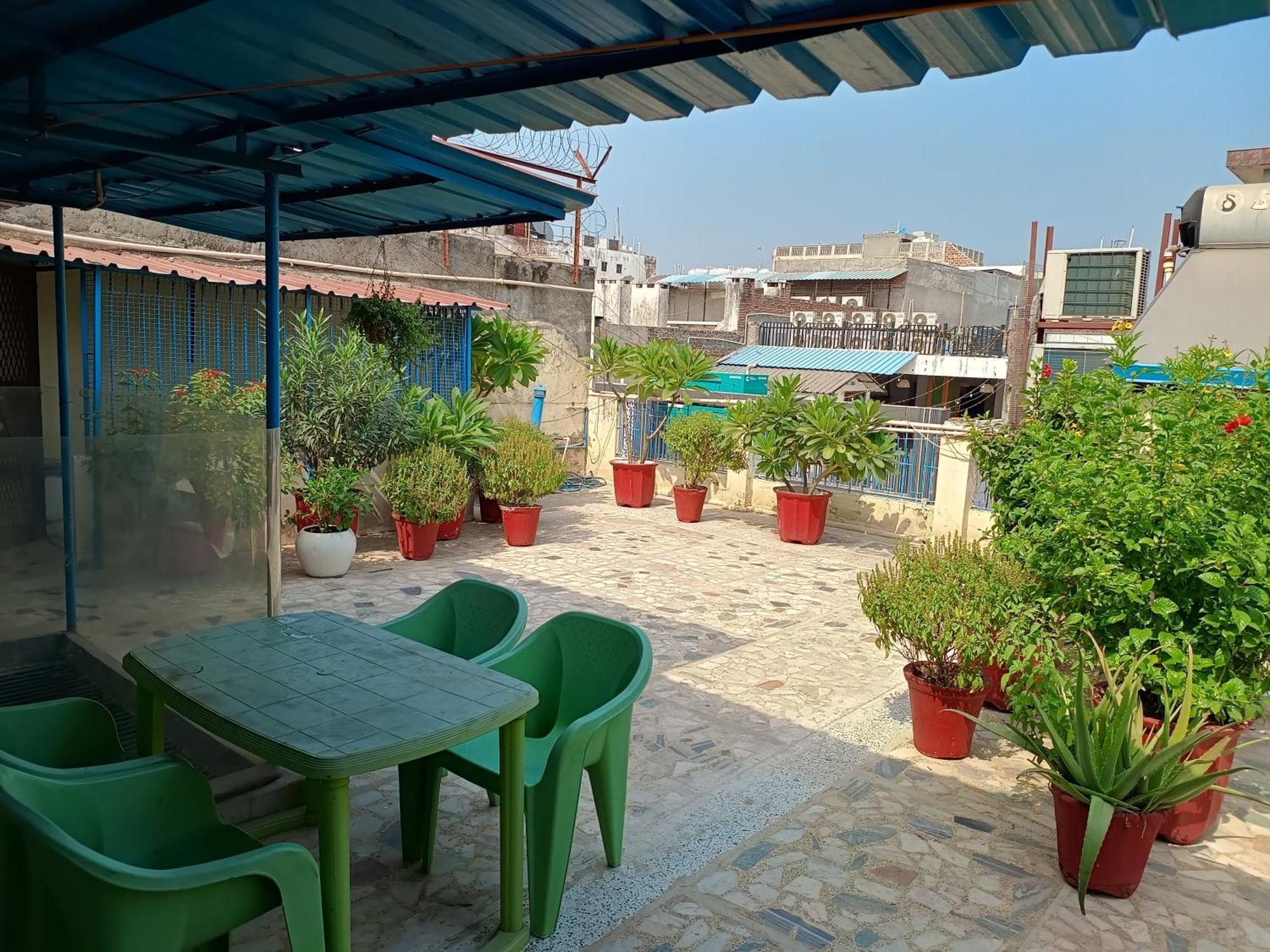 Hotel Majors Den Nuova Delhi Esterno foto