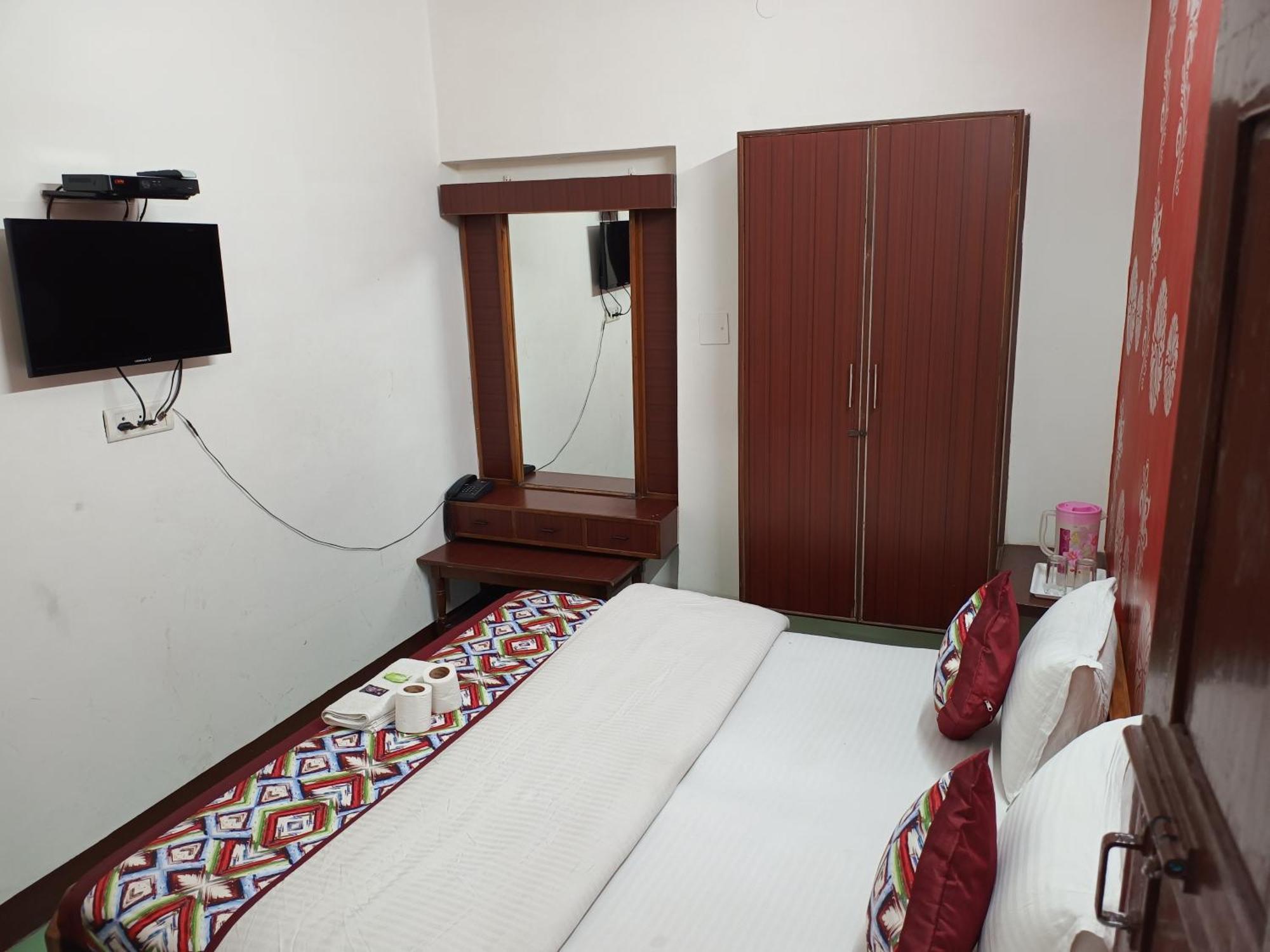 Hotel Majors Den Nuova Delhi Esterno foto