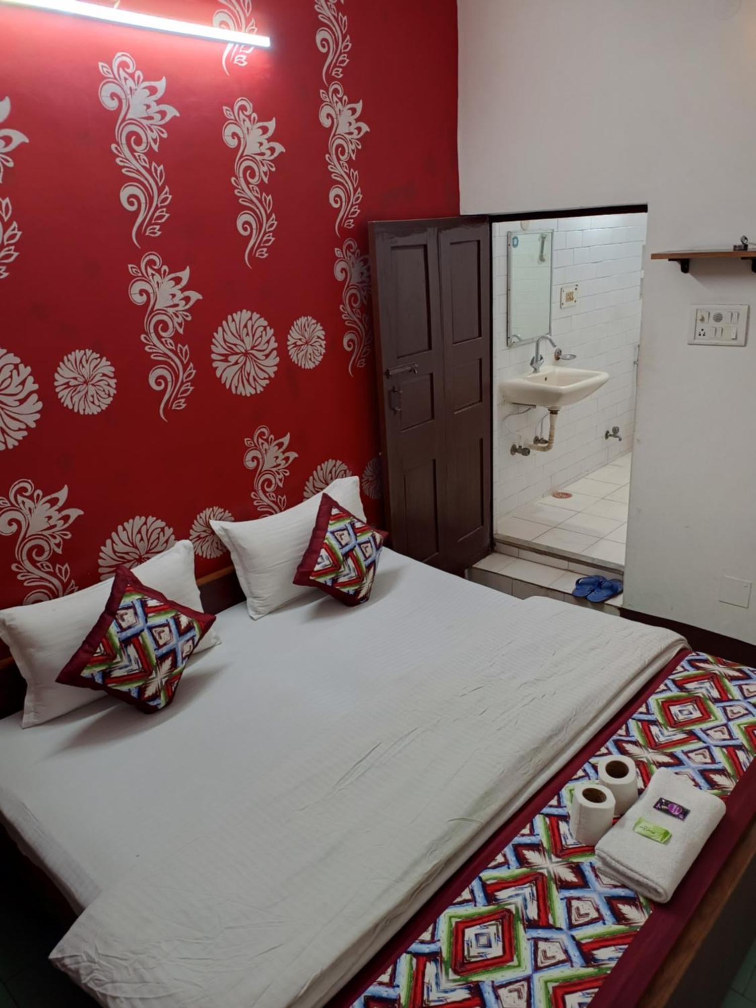 Hotel Majors Den Nuova Delhi Esterno foto