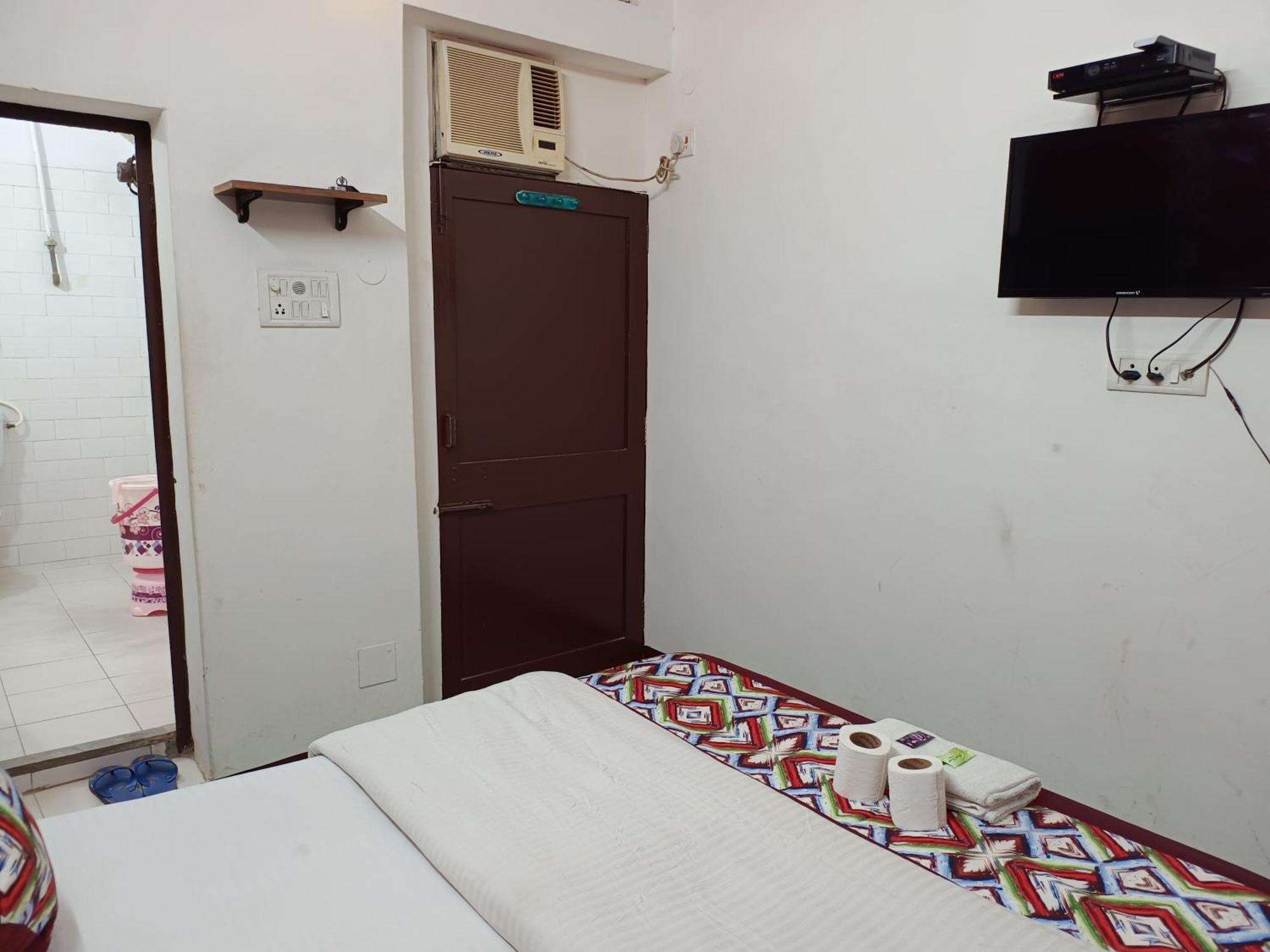 Hotel Majors Den Nuova Delhi Esterno foto