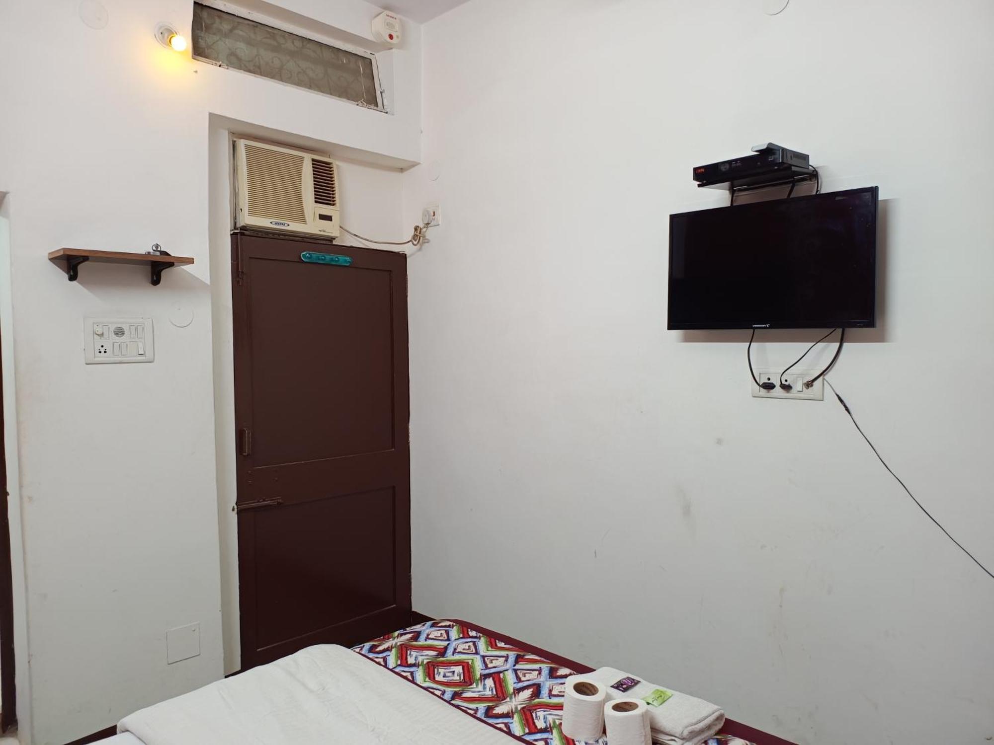 Hotel Majors Den Nuova Delhi Esterno foto