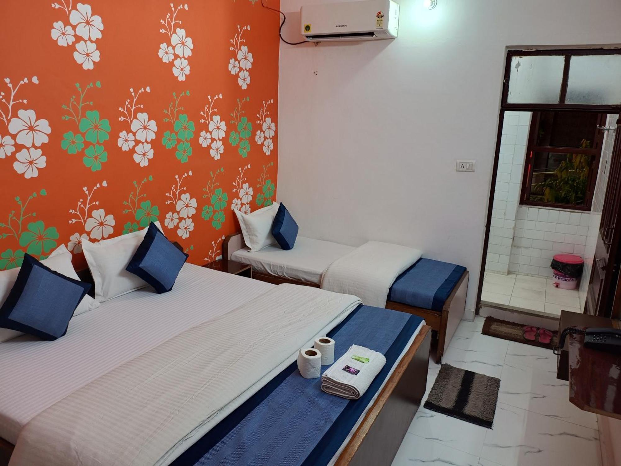 Hotel Majors Den Nuova Delhi Esterno foto