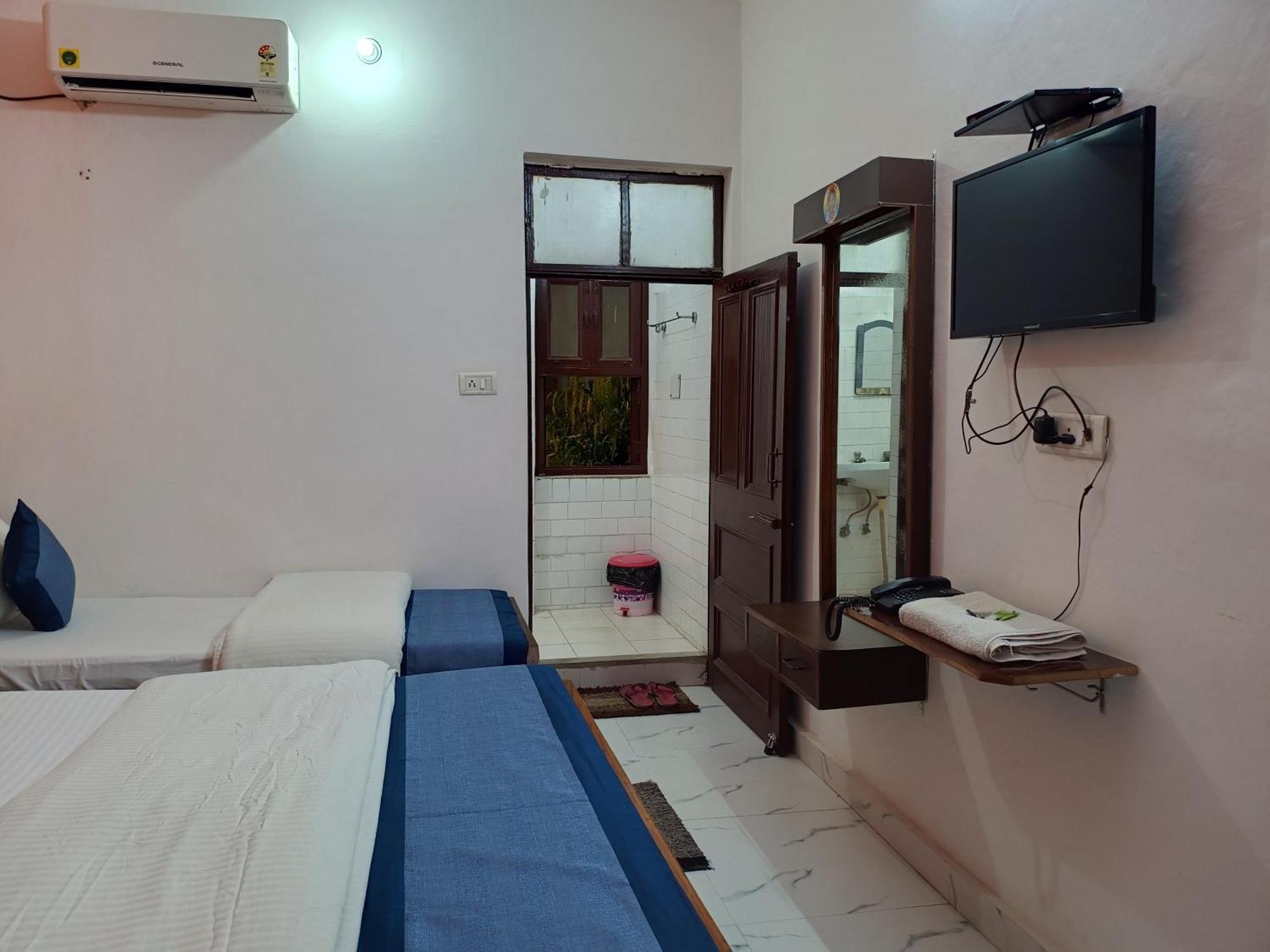 Hotel Majors Den Nuova Delhi Esterno foto