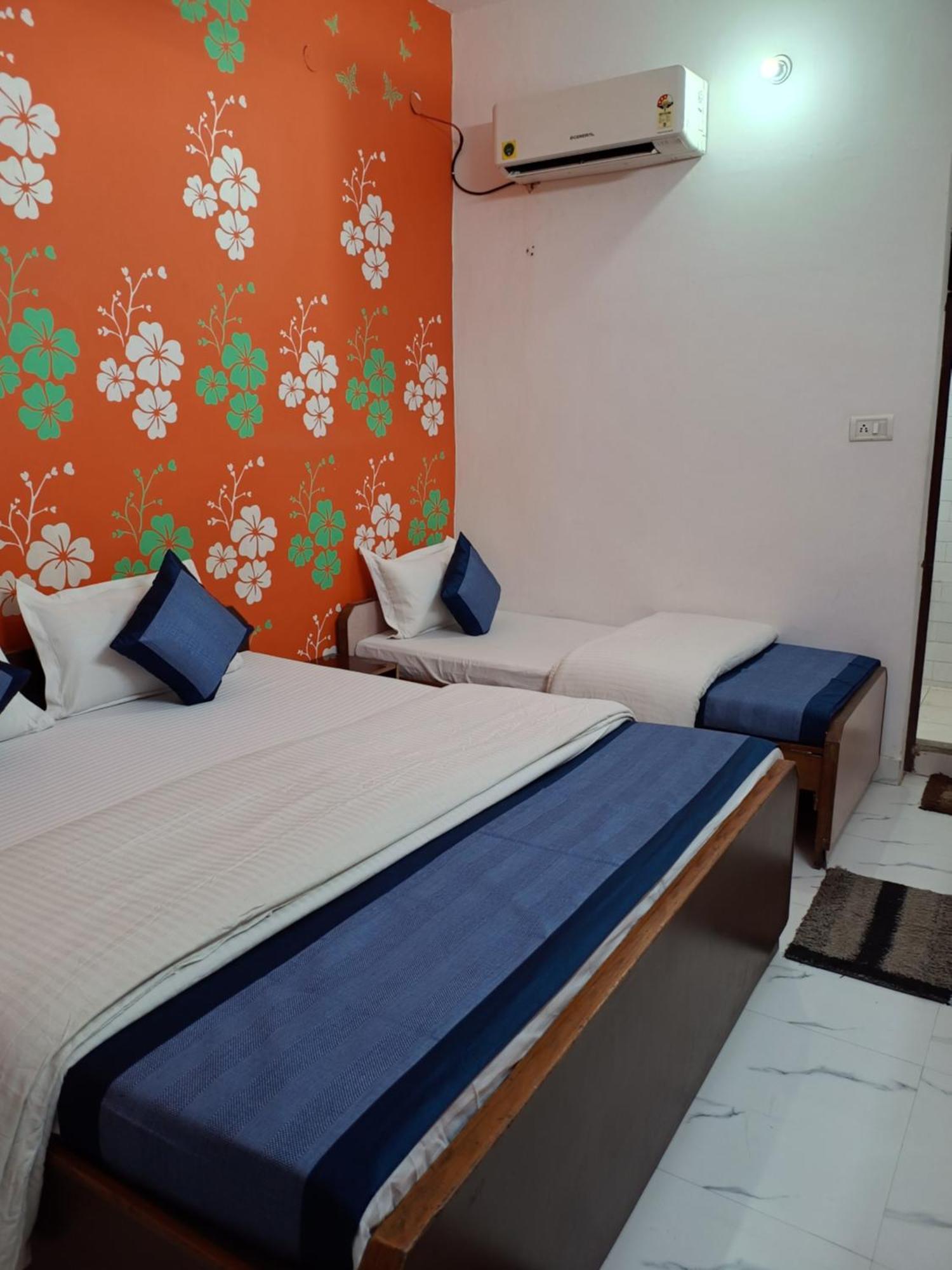 Hotel Majors Den Nuova Delhi Esterno foto