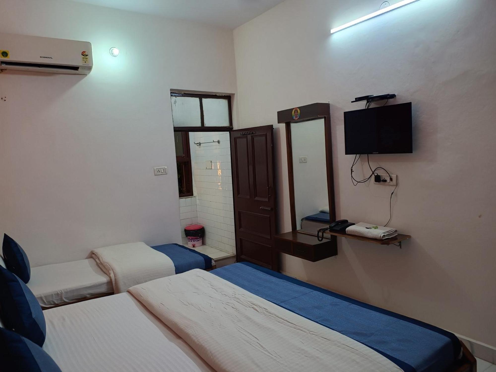 Hotel Majors Den Nuova Delhi Esterno foto