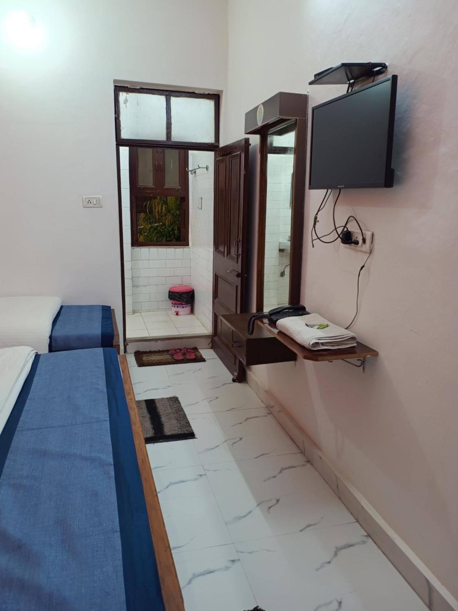 Hotel Majors Den Nuova Delhi Esterno foto