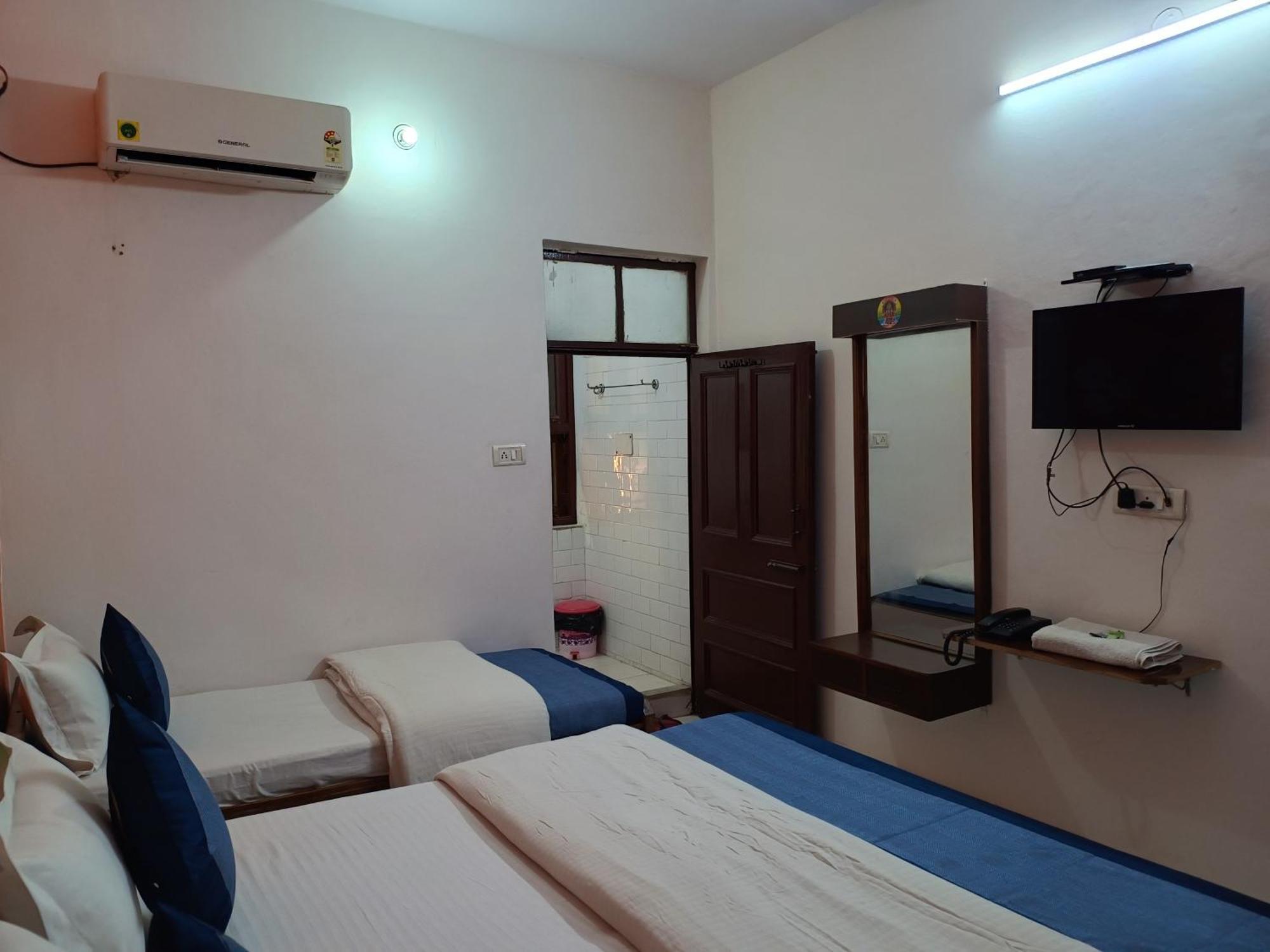 Hotel Majors Den Nuova Delhi Esterno foto
