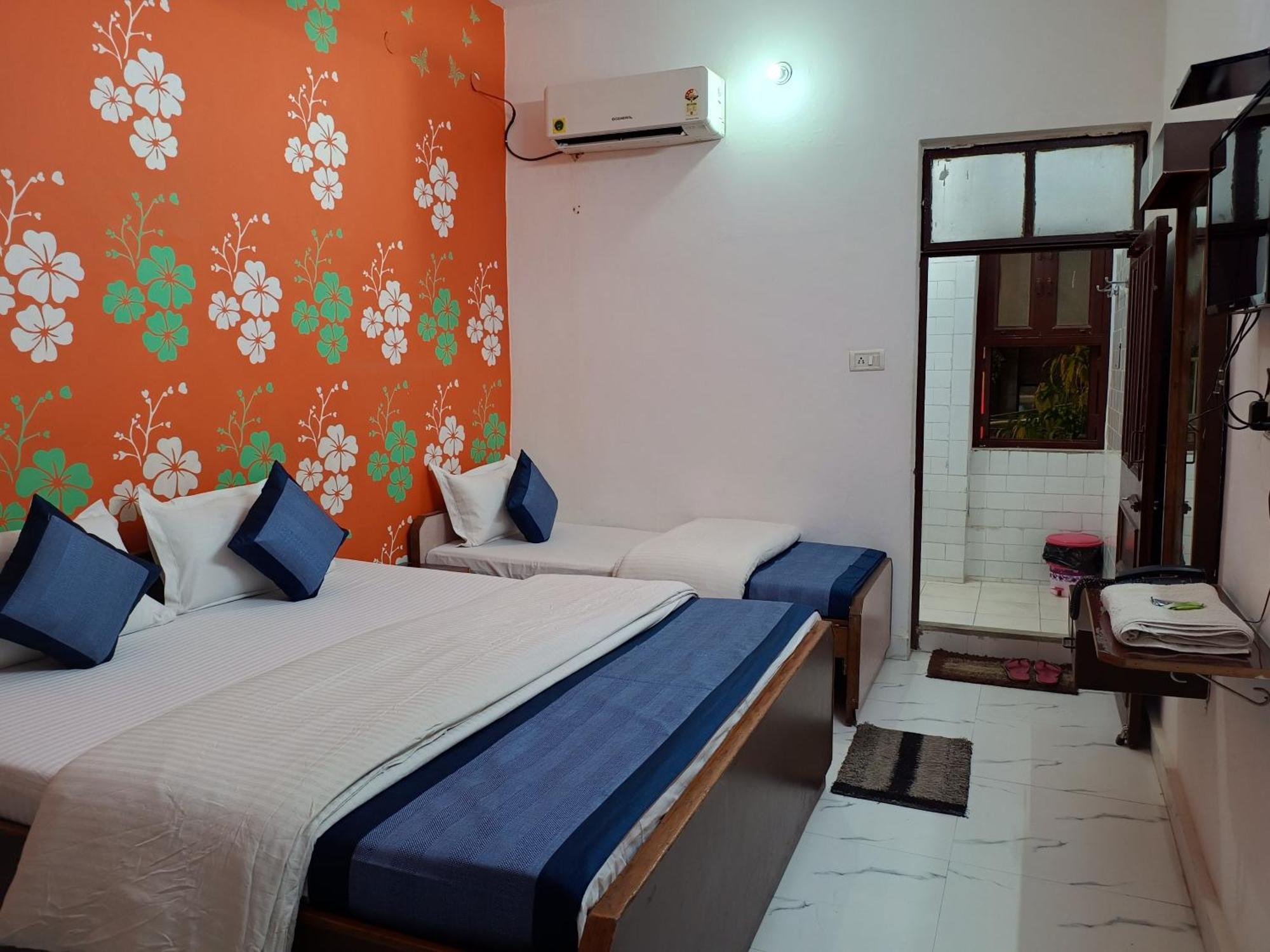 Hotel Majors Den Nuova Delhi Esterno foto
