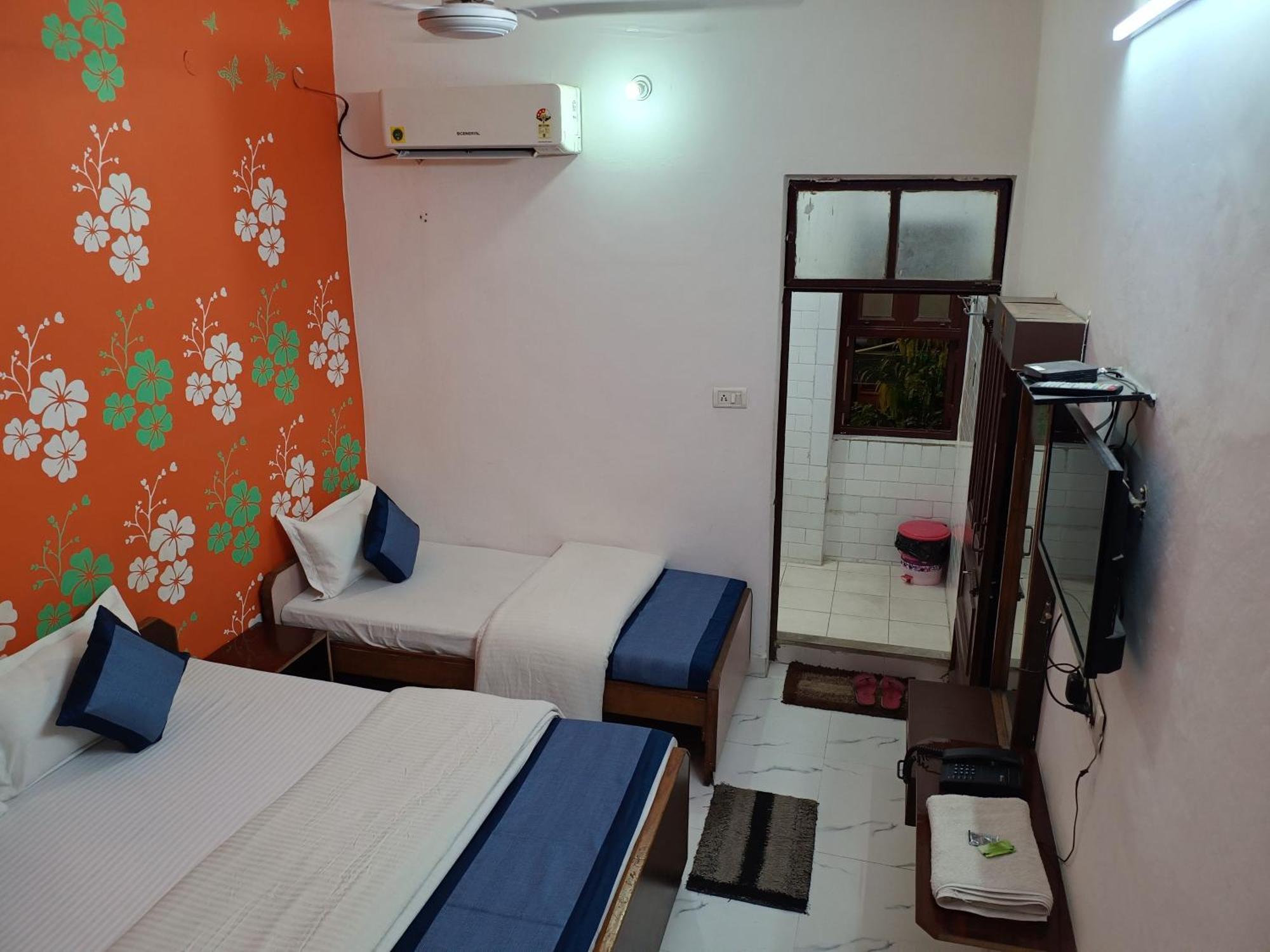 Hotel Majors Den Nuova Delhi Esterno foto