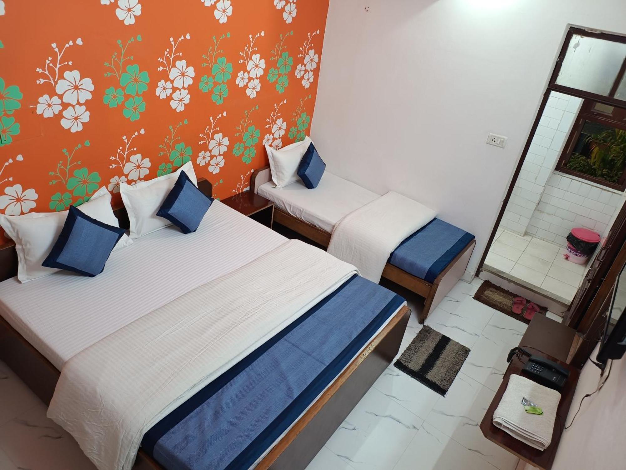 Hotel Majors Den Nuova Delhi Esterno foto