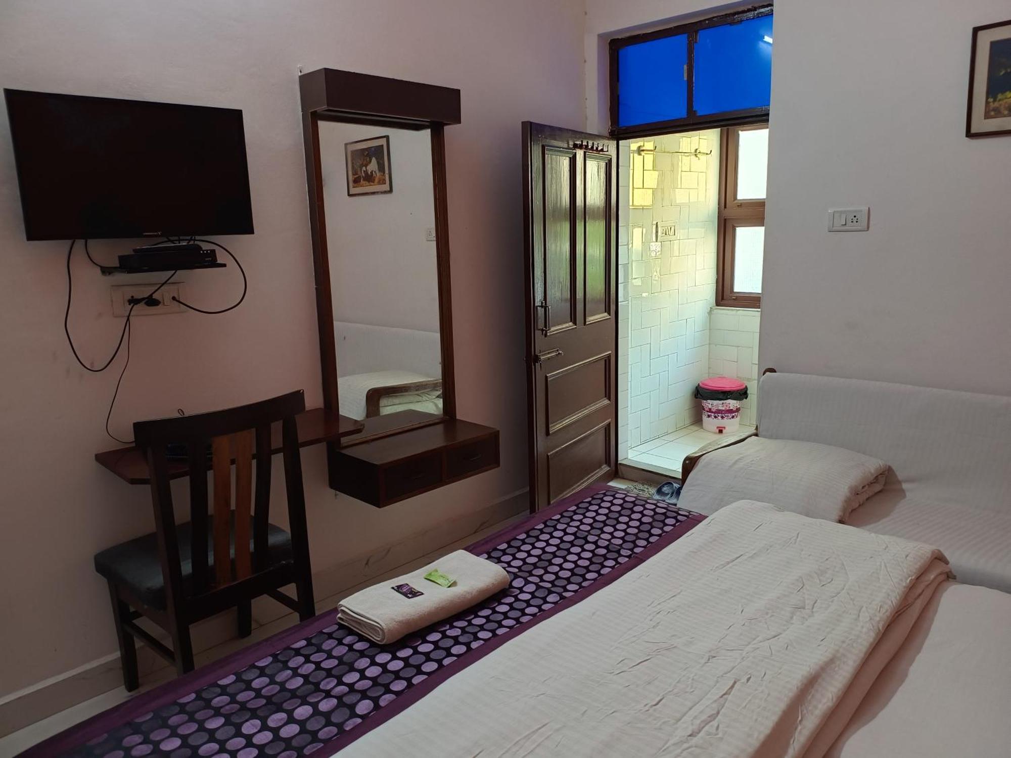 Hotel Majors Den Nuova Delhi Esterno foto