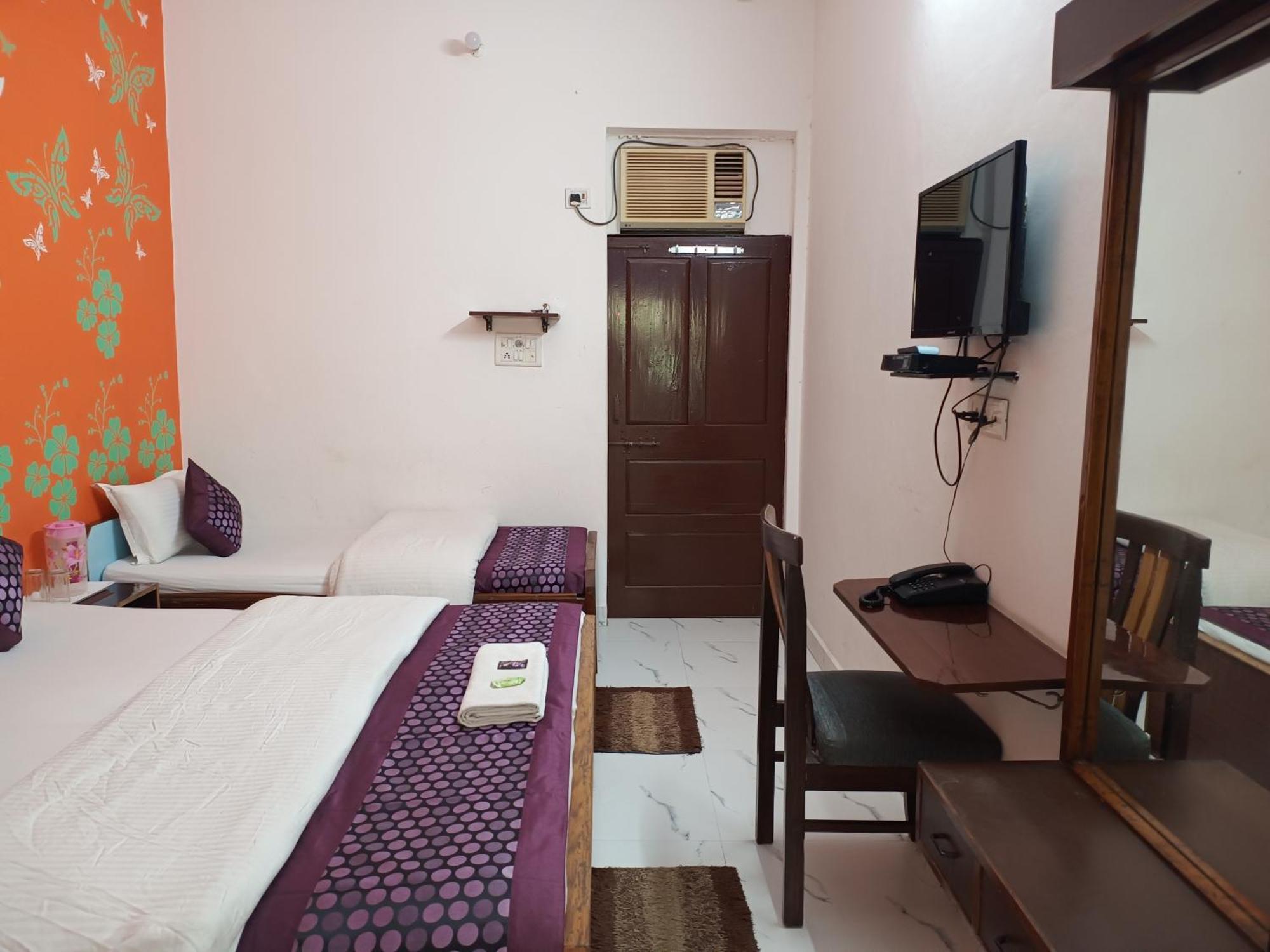 Hotel Majors Den Nuova Delhi Esterno foto