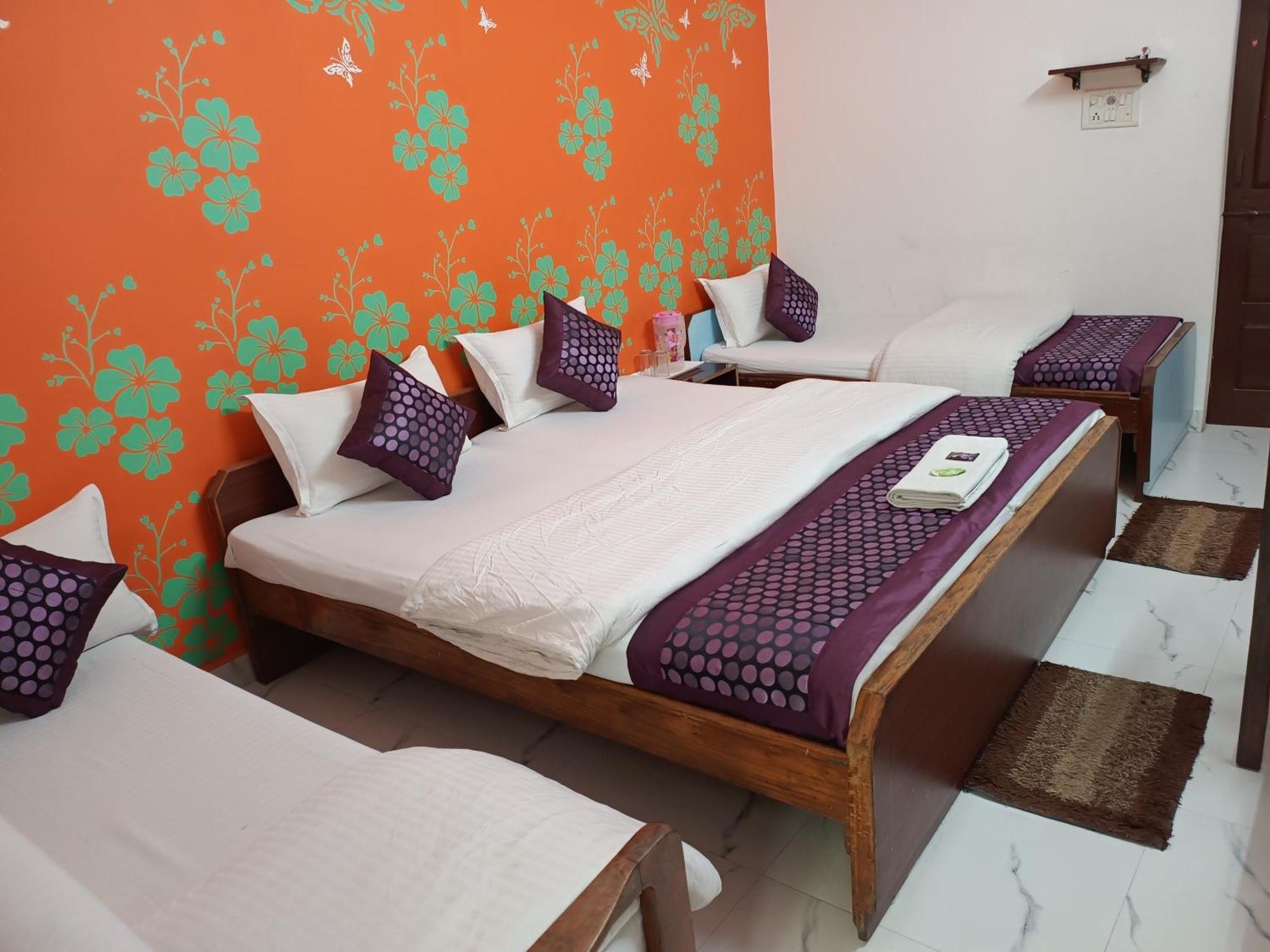 Hotel Majors Den Nuova Delhi Esterno foto