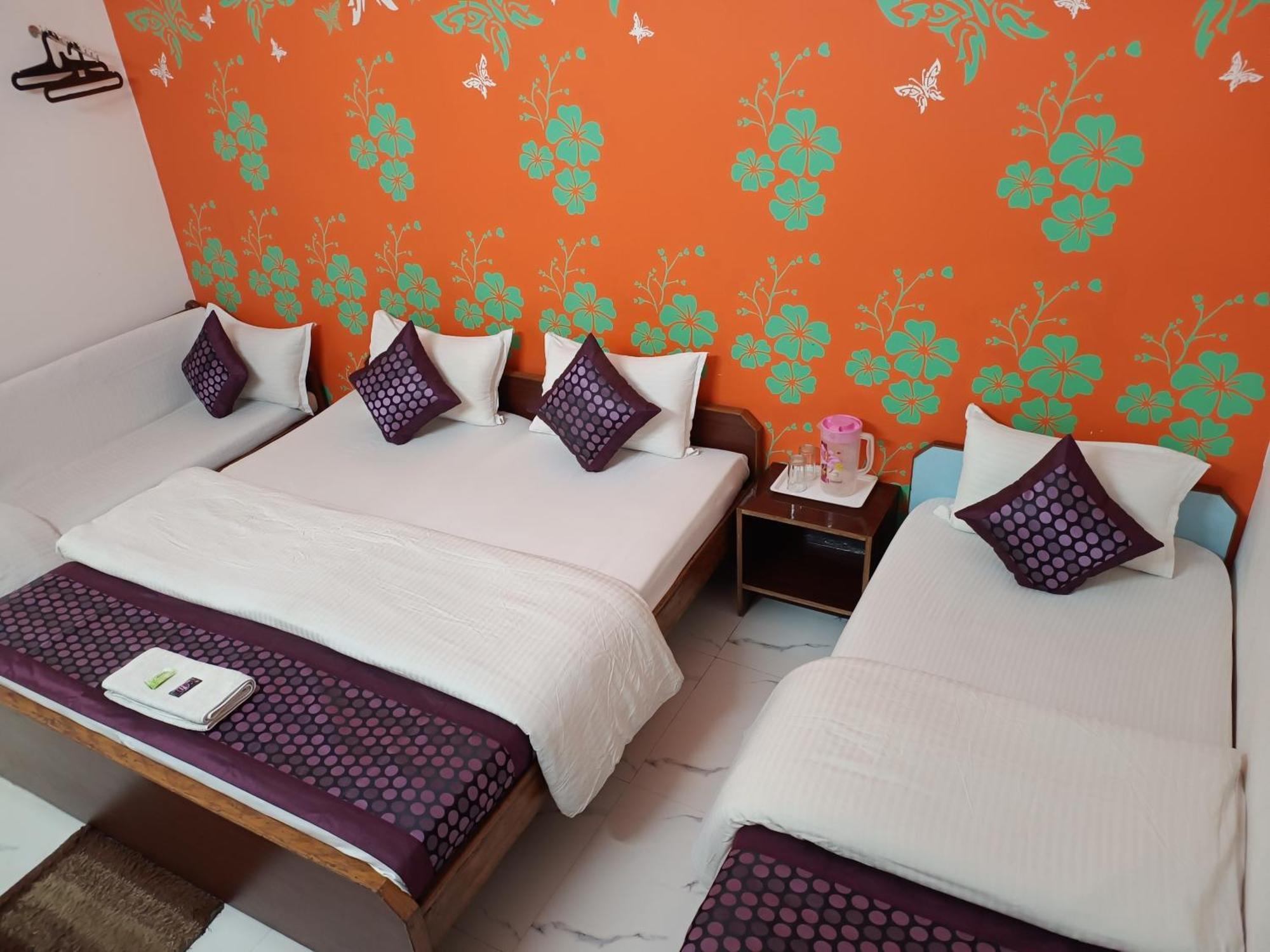 Hotel Majors Den Nuova Delhi Esterno foto