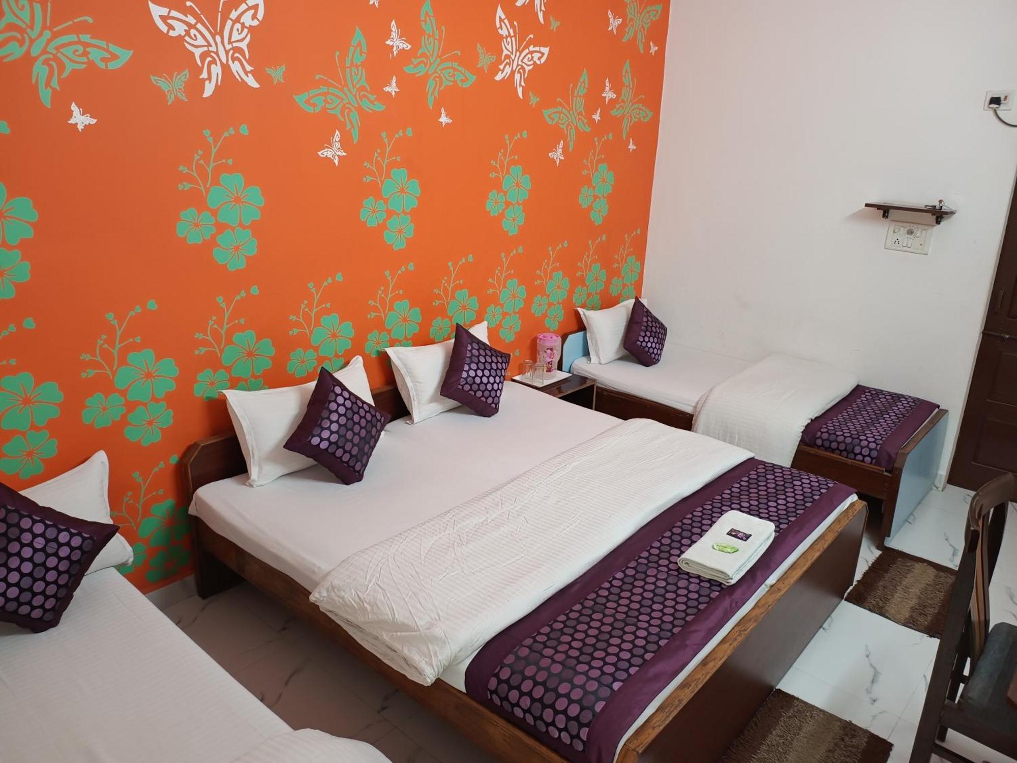 Hotel Majors Den Nuova Delhi Esterno foto